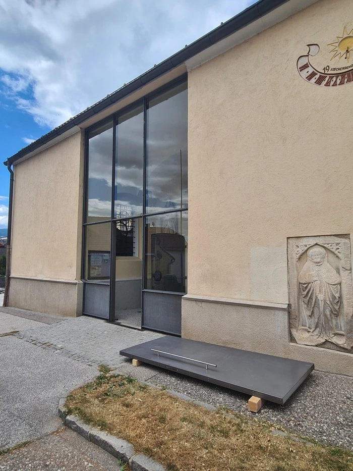 Die schwere Eisentür lagert nun am Gehweg neben der Markuskirche
