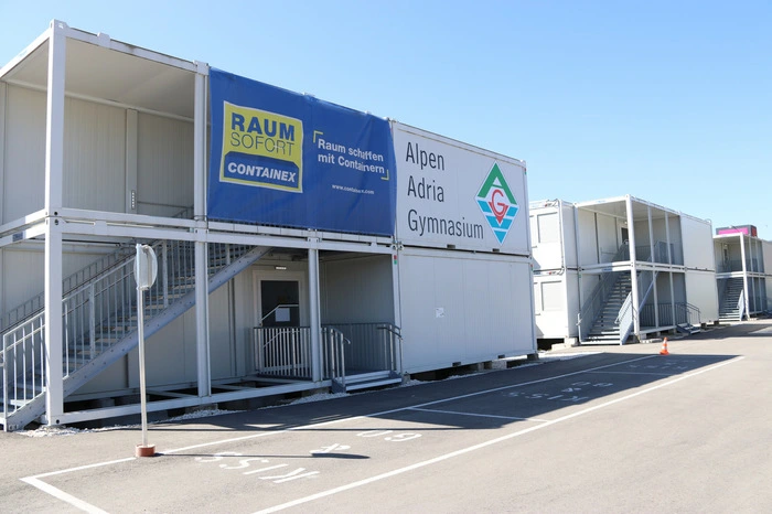 Doch während des Neubaus werden die 673 Gymnasiaten noch in der „Containerschule“, einem vorübergehenden Ausweichquartier, unterrichtet