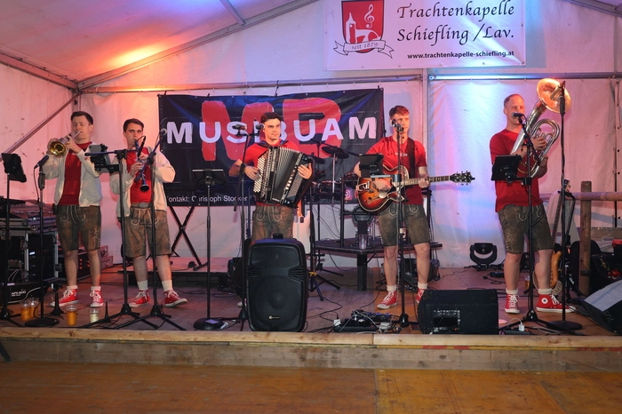 Die „Musibuam“ spielten auf.