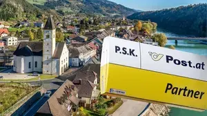 Man sieht eine Luftaufnahme eines Ortes und ein Postschild | Lavamünd bekommt am 3. März einen neuen Postpartner