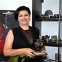 Eine Frau hält ein Kunstwerk auf Ton in der Hand