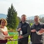 Geschäftsführerin Jutta Schatz, Serviceleiter Radisa Stanojevic und Küchenchef Mihael Peklaj (von links) stehen auf der Terrasse des Clubhauses