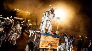 Ein weißer Percht steht auf einem Wagen, Licht und viel Rauch sind zu sehen. | Der Feldkirchner Umzug im Vorjahr