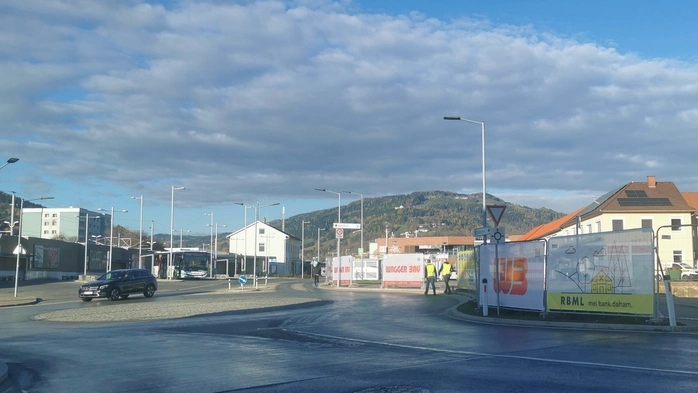 Blick auf Kreisverkehr und Baustelle | Aufgrund der Baustelle gehen Fußgänger über den Kreisverkehr zum Bahnhof