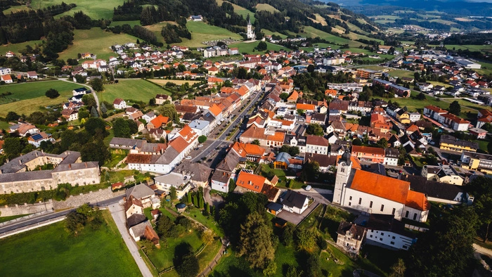 Zu sehen ist die Stadtgemeinde Bad St. Leonhard von oben
