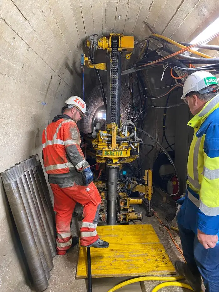 Wartungsstollen Speicher Freibach | Die Arbeiten im Stollen finden auf engstem Raum statt