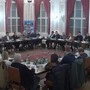 35 Menschen sitzen auf Stühlen, die Tische sind zu einem Viereck zusammengestellt | Am 13. November fand eine Gemeinderatssitzung im Rathaus Wolfsberg statt
