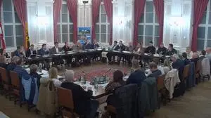 35 Menschen sitzen auf Stühlen, die Tische sind zu einem Viereck zusammengestellt | Am 13. November fand eine Gemeinderatssitzung im Rathaus Wolfsberg statt