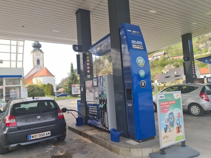 Jede Menge Wolfsberger Kennzeichen an der Tankstelle in Dravograd am Sonntag