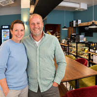 Das Ehepaar Nina und Michael Scharf mitten im „Scharf‘s Deli“