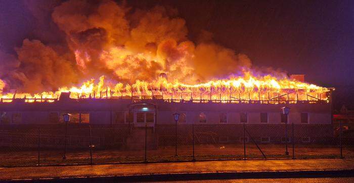 Die Lebek-Halle in Wolfsberg stand in den frühen Morgenstunden des 27. September in Vollbrand