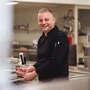 Man sieht einen lächelnden Mann am Herd stehen | Daniel Gadanecz steht, wie jetzt bekannt gegeben wurde, seit 1. Februar an der Spitze des Küchenteams im Falkensteiner Schlosshotel in Velden