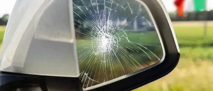 Ein Autospiegel, der zerbrochen wurde