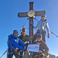 Die Kärntner Seilschaft mit Max Fritz und Bischofsvikar Engelbert Guggenberger nahm das Wahlplakat mit auf den Großglockner