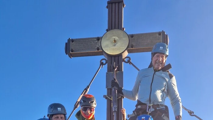 Die Kärntner Seilschaft mit Max Fritz und Bischofsvikar Engelbert Guggenberger nahm das Wahlplakat mit auf den Großglockner