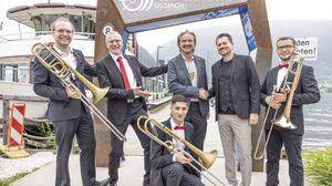 Hans Lassnig-Walder, Herwig Gasser und Leo Martinschitz umrahmt von Musikern des Jugend-Jazz-Orchesters