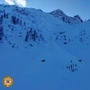 Man sieht Personen auf einer Lawine in einer Winterlandschaft stehen | Der Lawinenabgang ist nicht der erste in Friaul dieser Tage, schon am Sonntag kam es zu zwei Lawinenabgängen (im Bild)