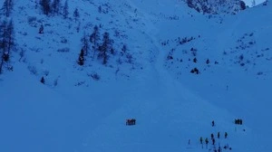 Man sieht Personen auf einer Lawine in einer Winterlandschaft stehen | Der Lawinenabgang ist nicht der erste in Friaul dieser Tage, schon am Sonntag kam es zu zwei Lawinenabgängen (im Bild)