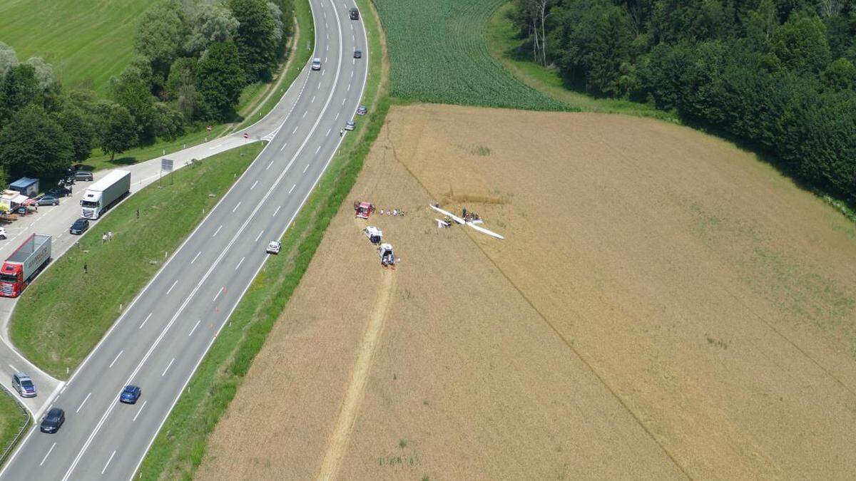 Der Pilot musste den Segelflieger rund eineinhalb Kilometer vom Flugplatz notlanden