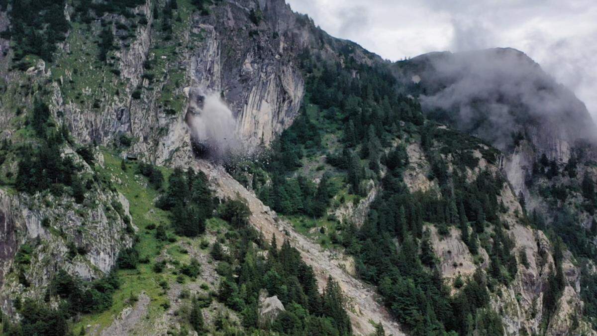 Am Dienstag wurde die Sprengung am Plöckenpass auf italienischer Seite durchgeführt