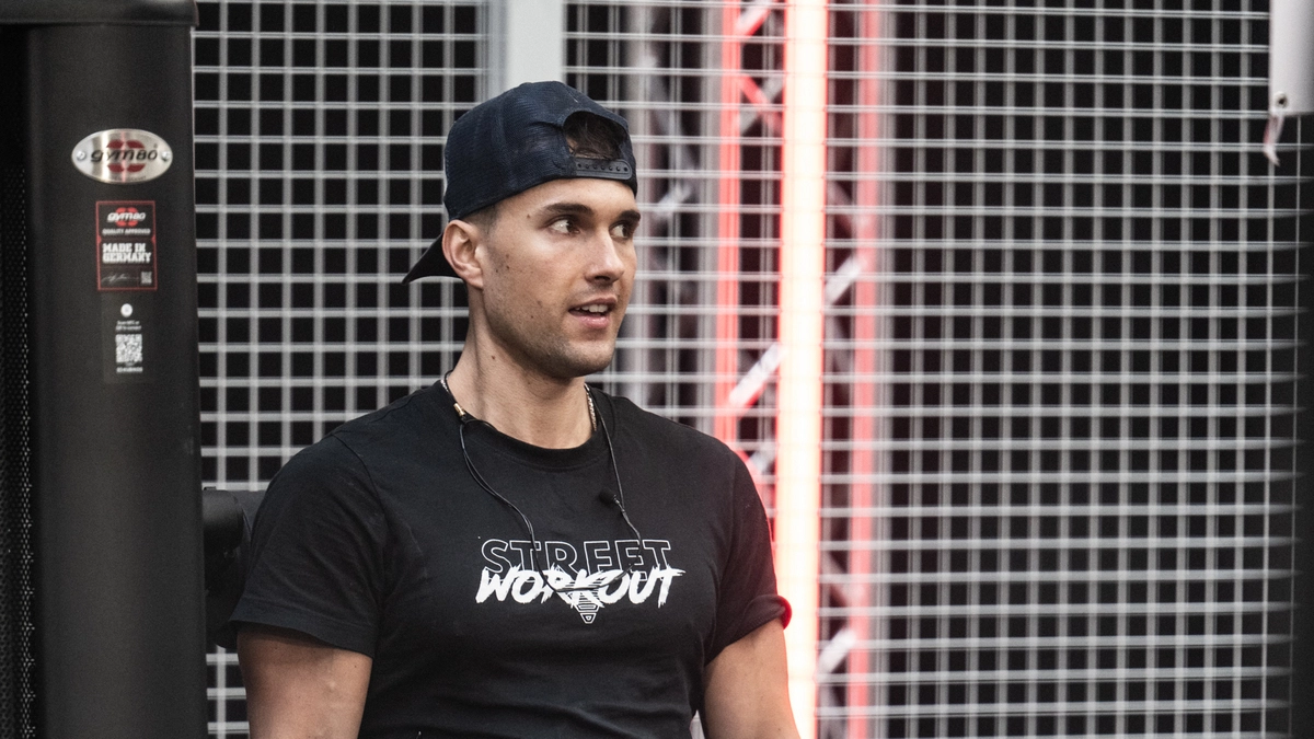 Man sieht Daniel Krobath konzentriert und angestrengt auf einem Fitnessgerät