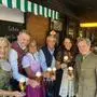 Man sieht fünf Person nebeneinander stehend, alle halten ein Glas Bier in die Kamera | „Harrys Home“-Mitbesitzerin Sonja Ultsch, Felsenkeller-Boss Franz Huditz, „Tschebull“-Fee Brigitte Heider, „Brau Union“-Direktor Gerhard Leitner, Hotelchefin Elisabeth Gruber, Chefdiplomat Peter Launsky-Tieffenthal