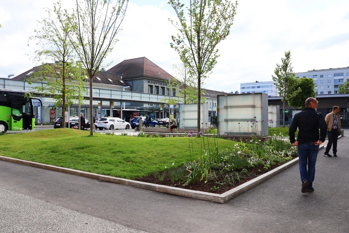 Am Bahnhofsvorplatz in Villach wurden 250 Quadratmeter Beton entsiegelt, über der Tiefgarage entstand eine kleine Grünfläche mit Blumen und Bäumen