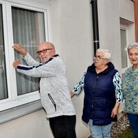 Joseph und Anja Rasenberg mit Nachbarin Anna Pedarnig, die die Feuerwehr gerufen hat. Dieses nicht ganz geschlossene Fenster drückte der 79-Jährige auf
