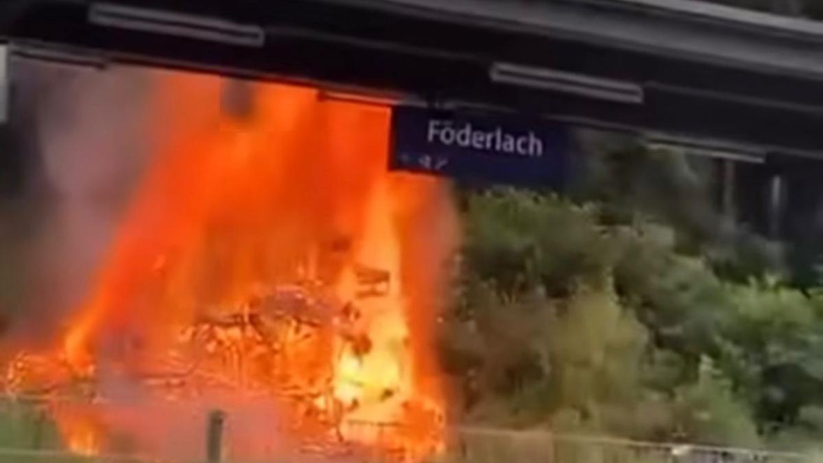 Direkt hinter dem Bahnhof Föderlach loderten die Flammen