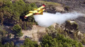Flugzeuge des Typs Canadair löschen aus der Luft (Symbolfoto) 