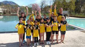 Die zwölf erfolgreichen Schwimmer der Schwimmunion Osttirol mit ihrem Trainer Pepi Mair