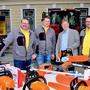 AMS-Chef Franz Jost (Dritter von links) wurde beim Motorsägekauf von Thomas, Patrick und Otmar Zankl junior bestens beraten