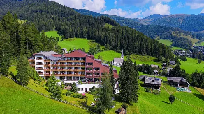 Ein Hotel in einer Naturlandschaft