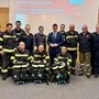 Ein Gruppenfoto mit Feuerwehrmännern in ihrer Uniform