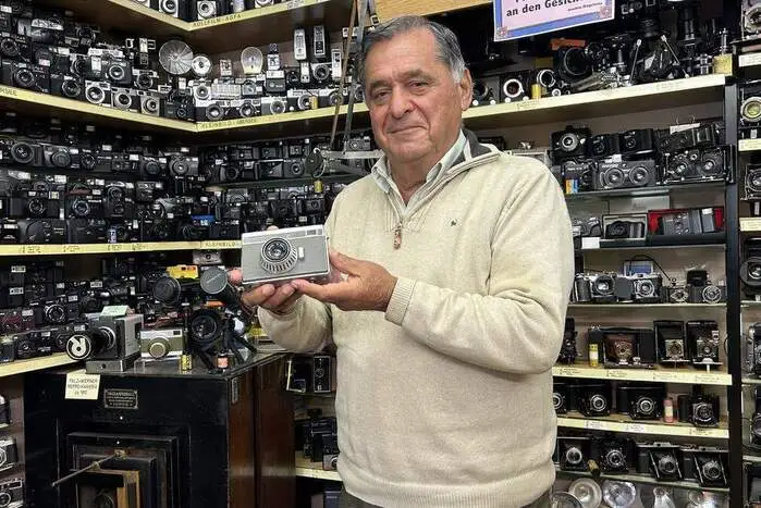 Tausende Kameras eines Oberkärntner Sammlers stehen zum Verkauf
Seit 50 Jahren sammelt Stavros Diamantakis Exponate aus den Bereichen Fotografie und Film. Für sein Lebenswerk, bestehend aus über 4000 Objekten, sucht er einen Käufer. Er stellte einen Aufruf auf seinen Youtube-Kanal.