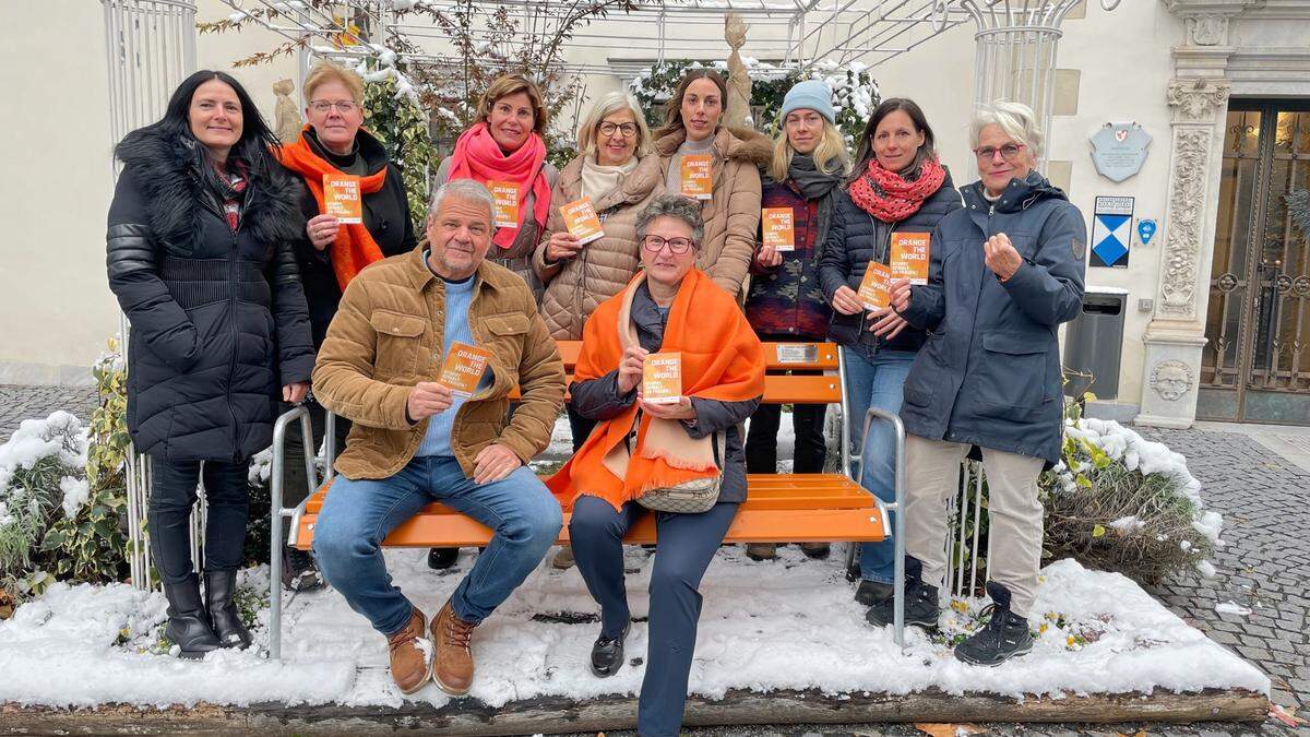 Nicole Kari, Ulrike Schwager, Gerhard Köfer, Elisabeth Sommeregger, Gabriele Staudacher, Club-Präsidentin Herma Hartweger, Kathi Pichler und Katharina Hinteregger als Vertreterinnen für das Oberkärntner Frauenhaus, Karin Kulterer und Sabine Uphoff