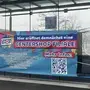 Ein großes und buntes Plakat