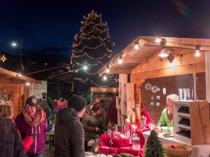 Der Adventmarkt findet am Fuße der Burg Heinfels statt