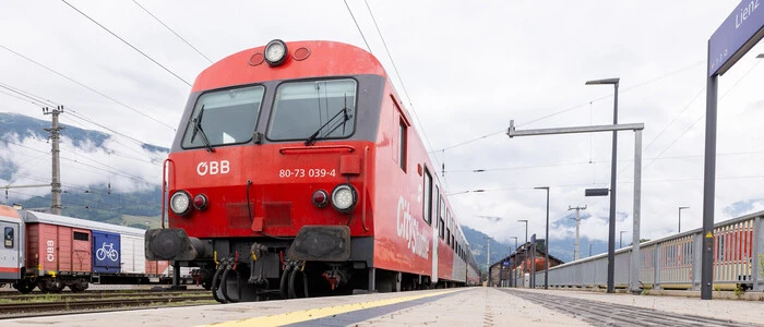 Ein Zug steht in einem Bahnhof