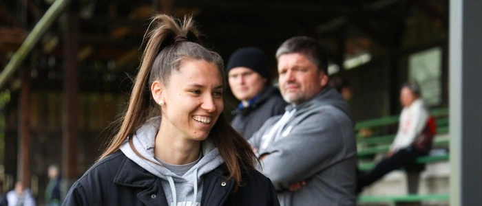 Eine Frau auf einer Fußballtribühne