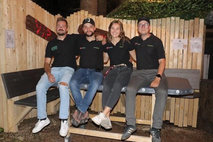 An den unterschiedlichen Themen-Bars werden die Besucher mit kalten Getränken und Schmankerln versorgt