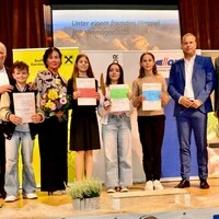 Stadtrat Karl Tillian, Matthias Strömpfl, Irmgard Janschitz, Anna Wieser, Cansu Gökkaya, Preisübernehmerin Lorena Gailer für Anne Fritz, Kulturreferent Wolfgang Wallner und Bürgermeister Leopold Astner