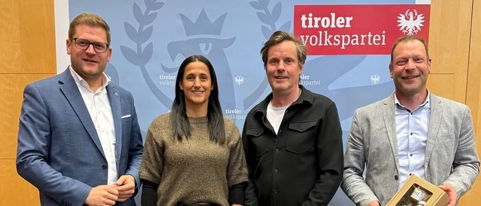 Vier Personen bei einer Wahl