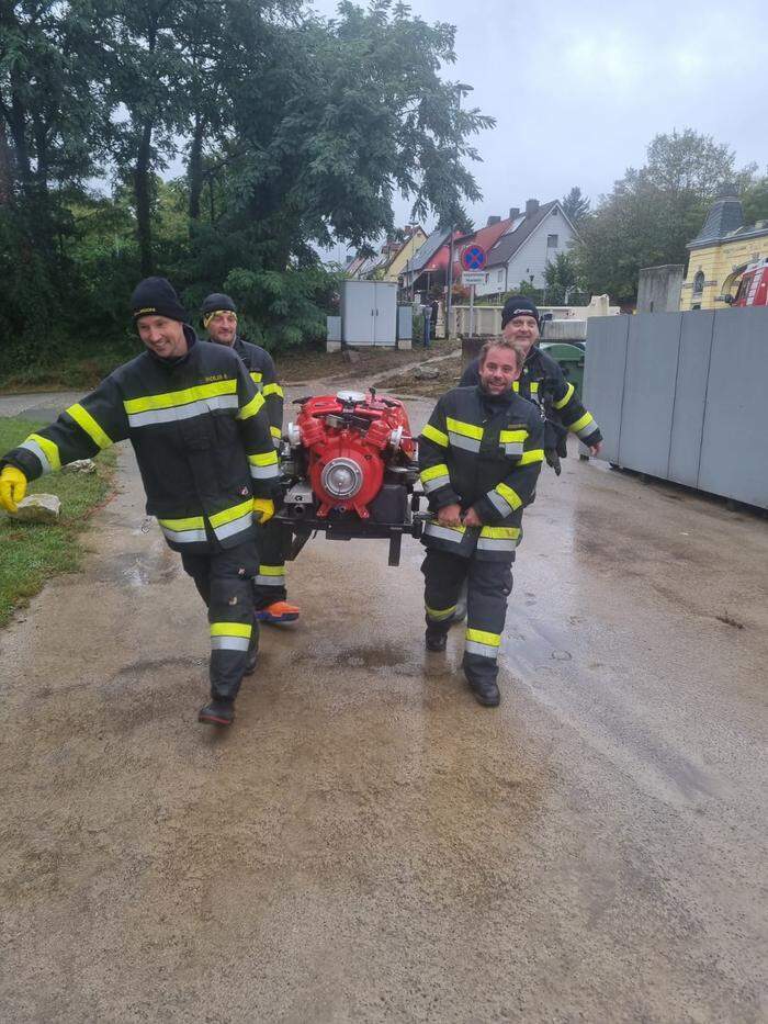 Das Auspumpen von Kellern und Garagen war am Montag schwierig, weil immer wieder Wasser zurückdrückte