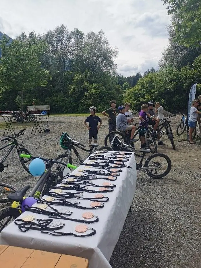 Die ersten drei Gewinner jeder Altersgruppe erhielten eine Medaille