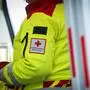 Man sieht einen Rotkreuz-Sanitäter von der Seite mit gelb-roter Jacke | Die verletzte Skifahrerin wurde ins Krankenhaus nach Tamsweg eingeliefert