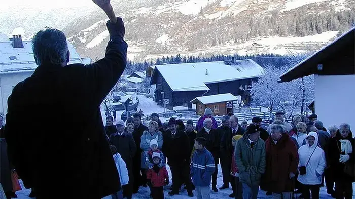 Franz Zlöbl versteigert die Schweinshaxn