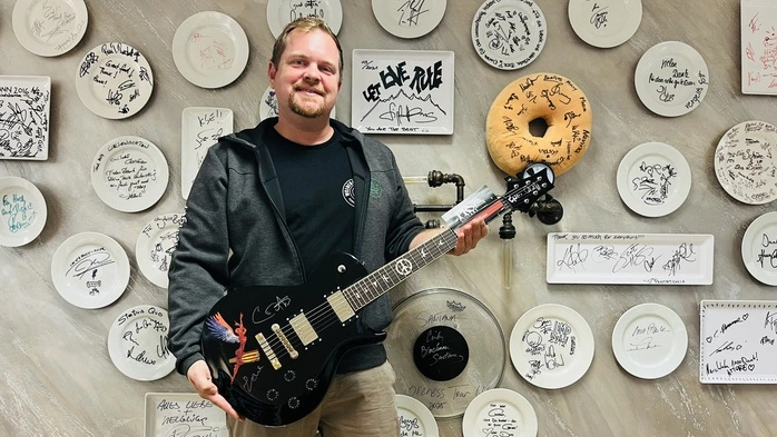 Ein Mann mit einer Gitarre 