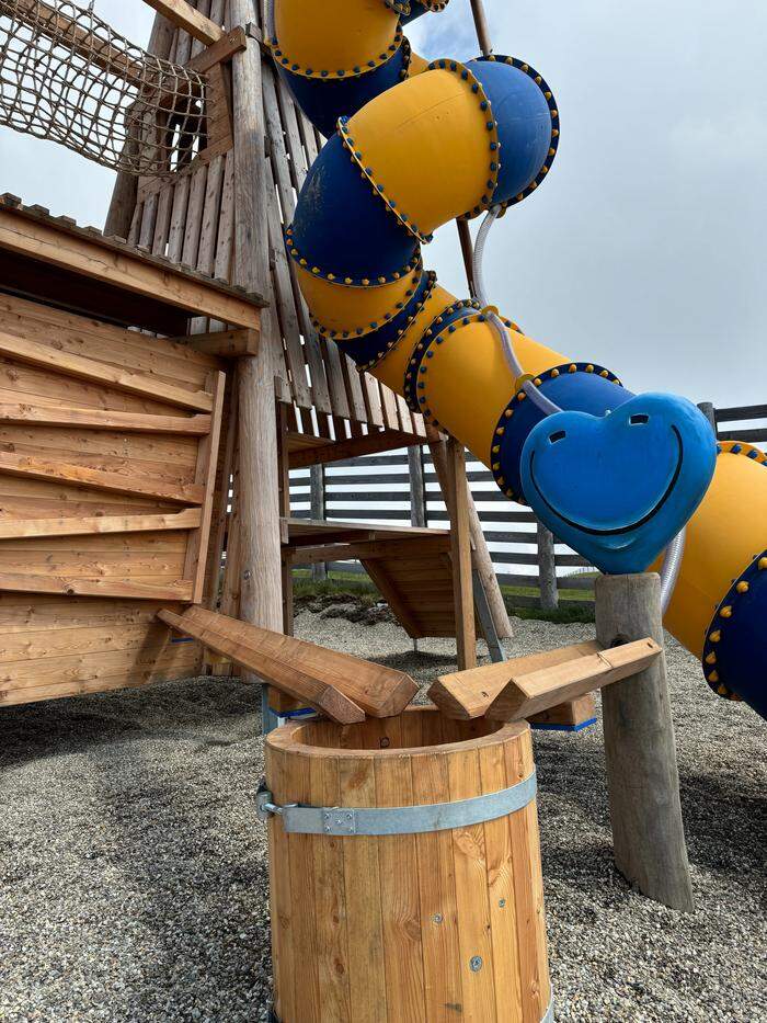 Das Maskottchen „Katschi“ darf auf dem Spielplatz nicht fehlen