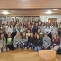 Die Schülerinnen bedanken sich bei (links) Hannelore Frank, Karin Huber, Natalie Kollnig und Elisabeth Wibmer, kniend: Sylvia Astner und Theresa Kollnig, ganz rechts: 
Christine Schaller und Daniela Einhauer